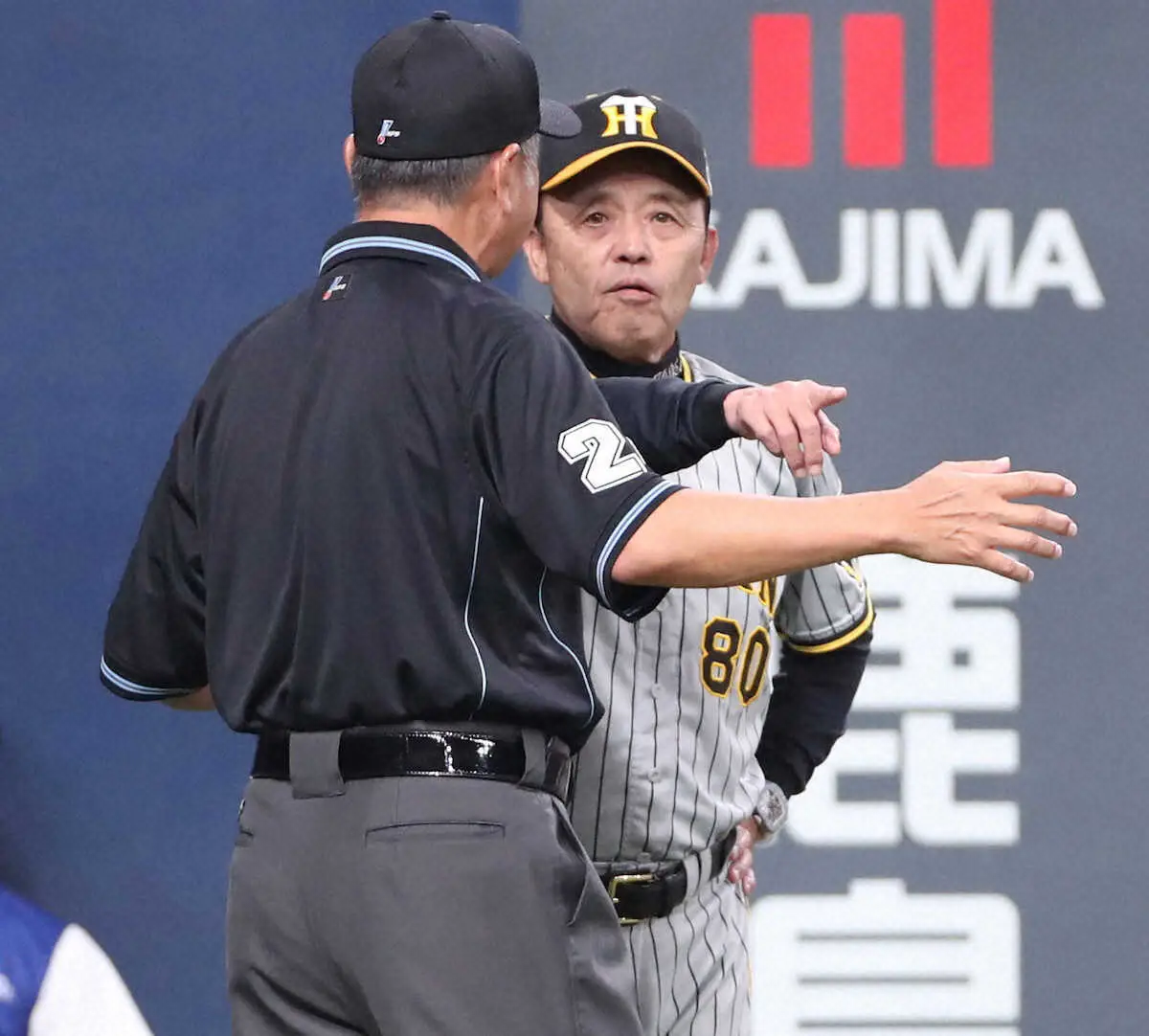 【画像・写真】阪神・岡田監督が微妙判定に抗議も覆らず　塁審と球審のジャッジ分かれ、審判団に怒りの表情で詰め寄る
