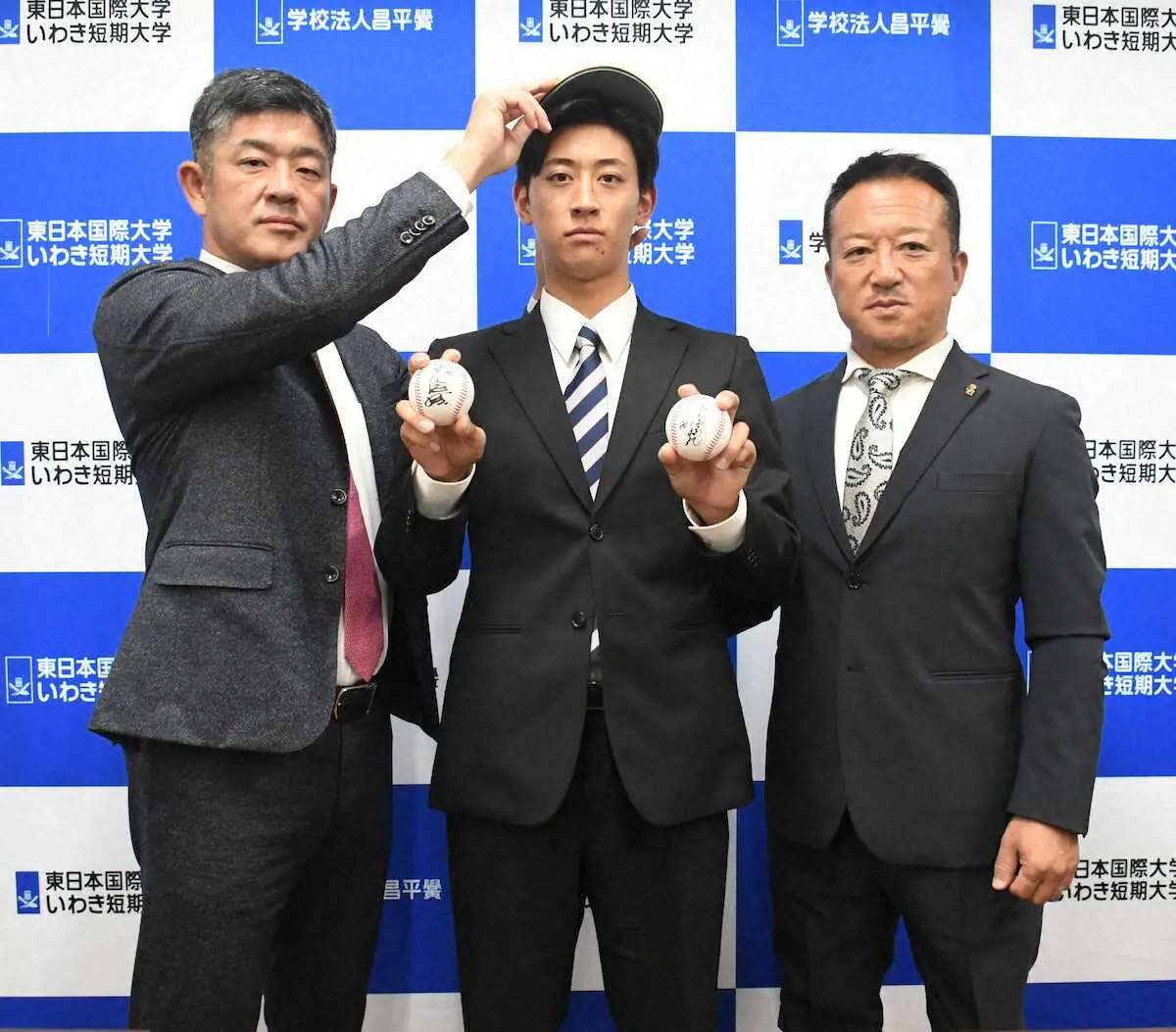 ソフトバンクの王会長、小久保監督のサイン入りボールを手に、写真に納まる東日本国際大・大山（中央）