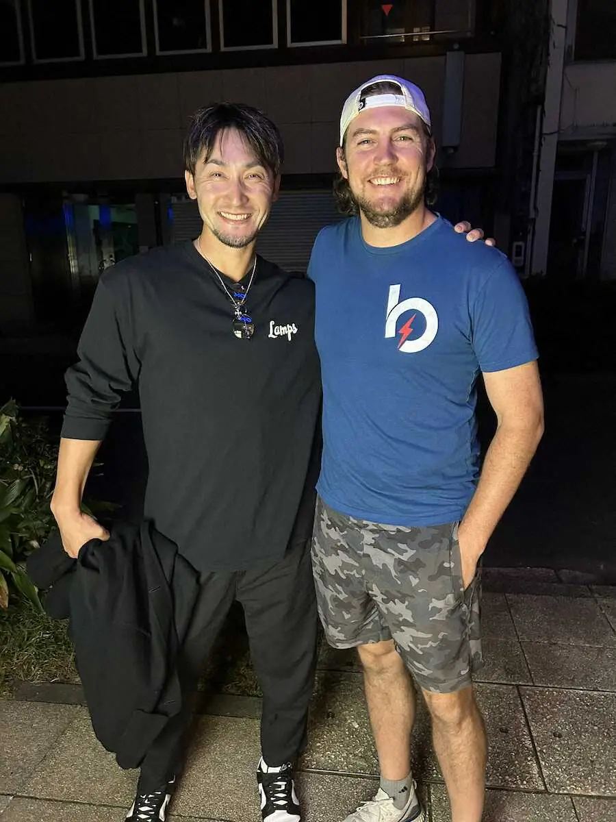 【画像・写真】DeNA　帰国のバウアーが捕手・伊藤光に感謝の投稿　SNSで肩組みツーショットをアップ