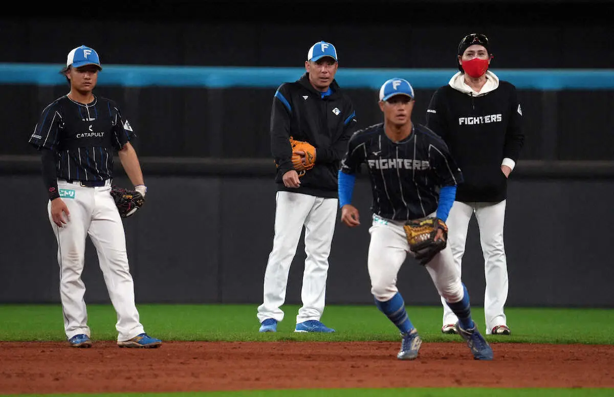 【画像・写真】日本ハム　荒木臨時コーチも参加で“守備デー”　新庄監督プレゼント企画も大盛り上がり　秋季キャンプ開始