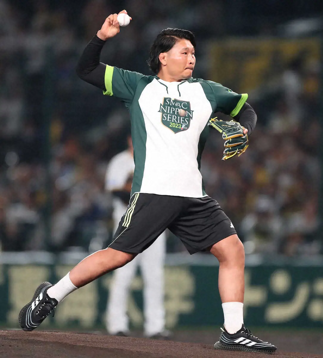 【画像・写真】ラグビー稲垣啓太　聖地で始球式「大きなエネルギーを貰えた」“ノックオン”あったが見事なストライク投球
