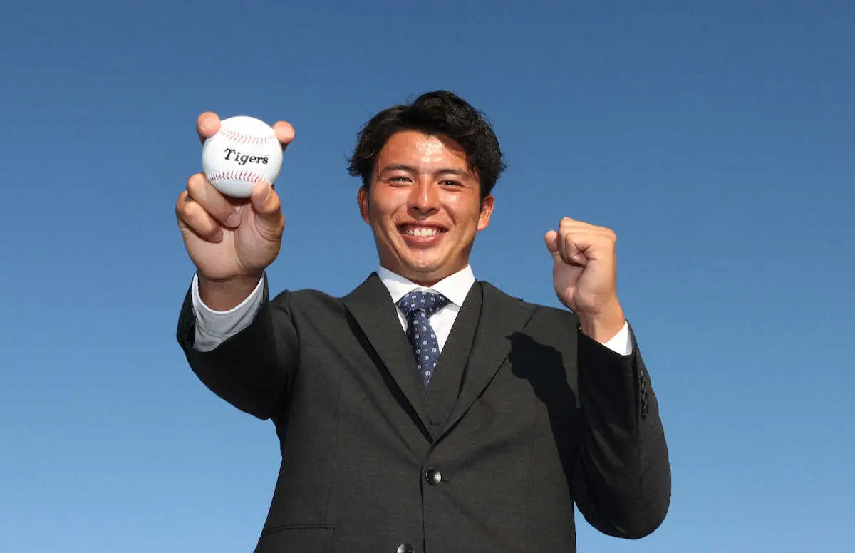 【画像・写真】阪神から指名あいさつを受け、青空を背に笑顔を見せる徳島インディゴソックス・椎葉（撮影・平嶋　理子）