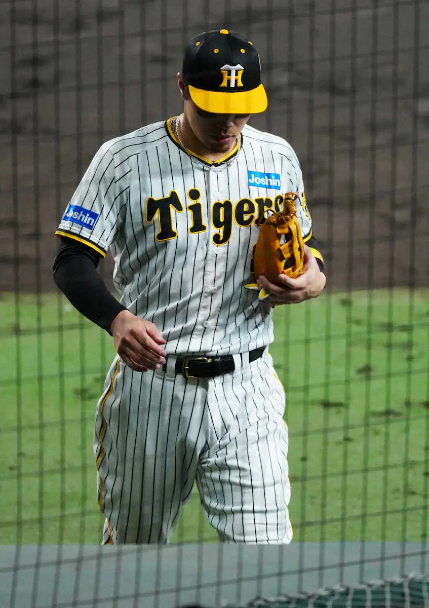 【画像・写真】阪神・佐藤輝　7回守備途中に交代…失策で同点の起点に　打撃も第3戦の最終打席から4打席連続三振