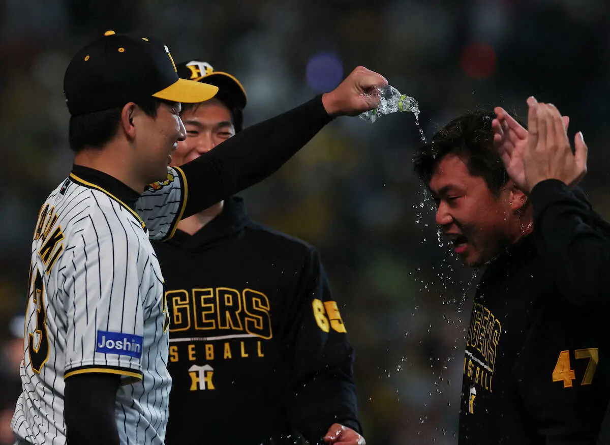 【画像・写真】阪神・岩崎が勝利投手「こういう時こそ普通に」　試合後は涙の桐敷を“祝福”