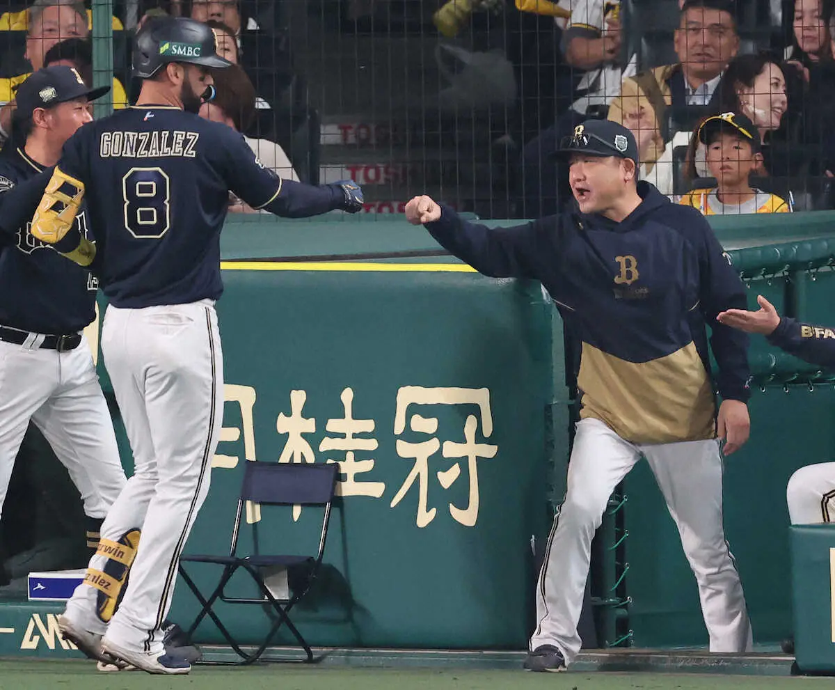 【画像・写真】“その球、こっちにくれっ”田嶋の安打記念球を要求するニッコニコ中嶋監督に反響「素敵」「お父さん」