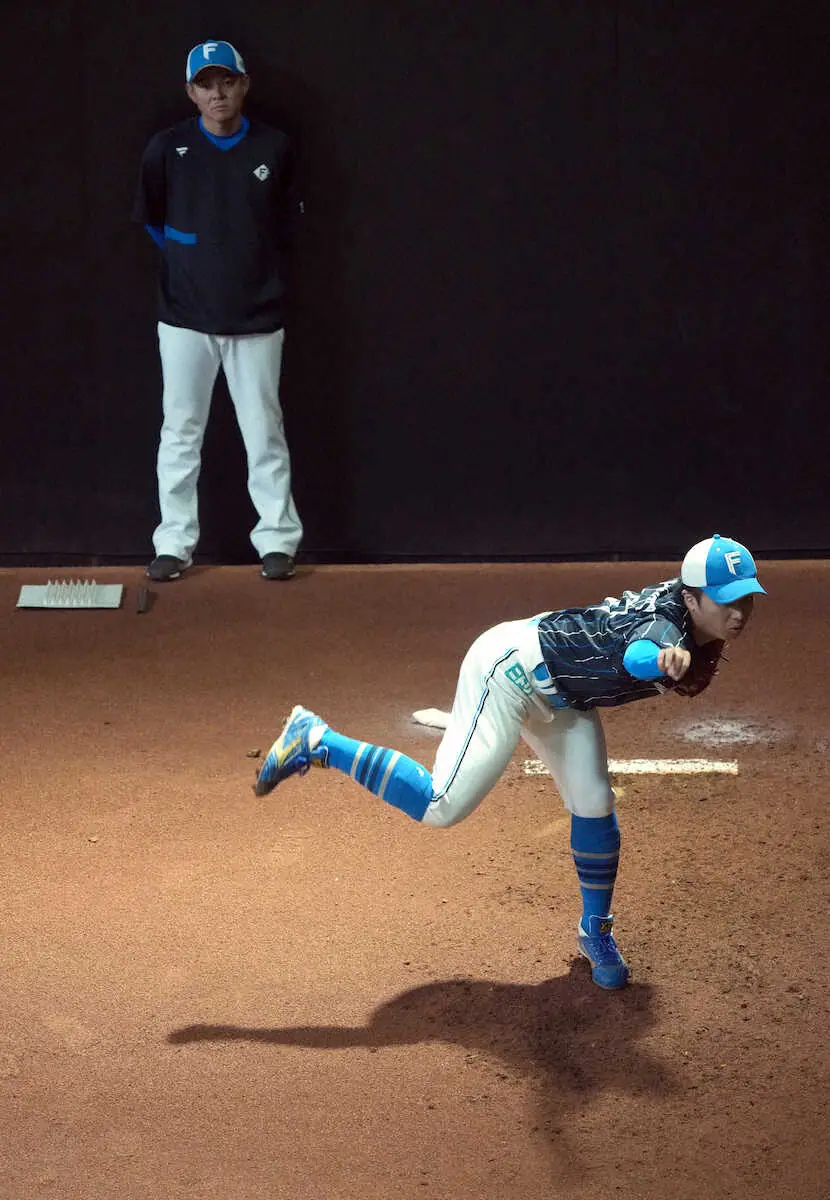 【画像・写真】日本ハム・武田新コーチ　山本拓を指導　フォーム修正のため「緩いカーブ」投球を助言