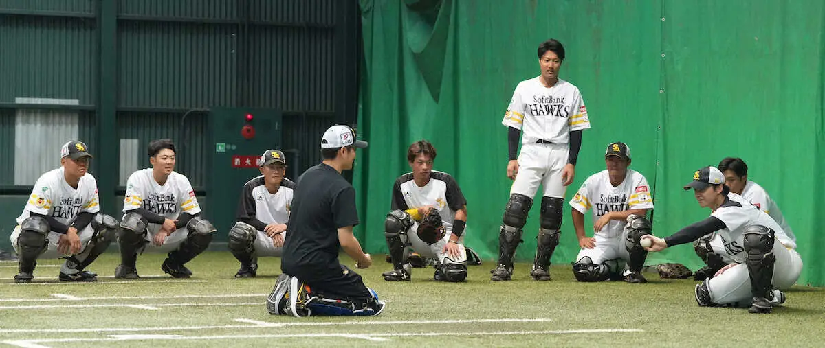 【画像・写真】ソフトバンクに捕球革命　“フレーミング左手の法則”　「ビタ止め捕手」ユーチューバーに師事