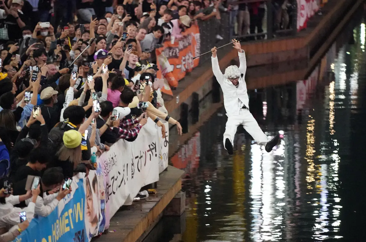 【画像・写真】カーネルサンダースのコスプレをしたギャラリーが川へ飛び込む　（撮影・中辻　颯太）