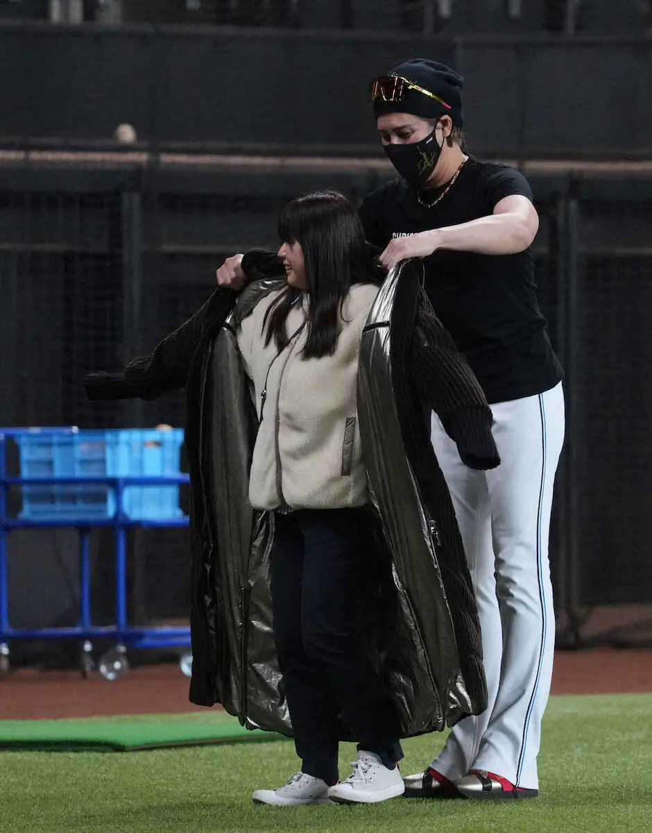 日本ハム 秋季キャンプで新庄監督のプレゼント企画第2弾 女性ファンに