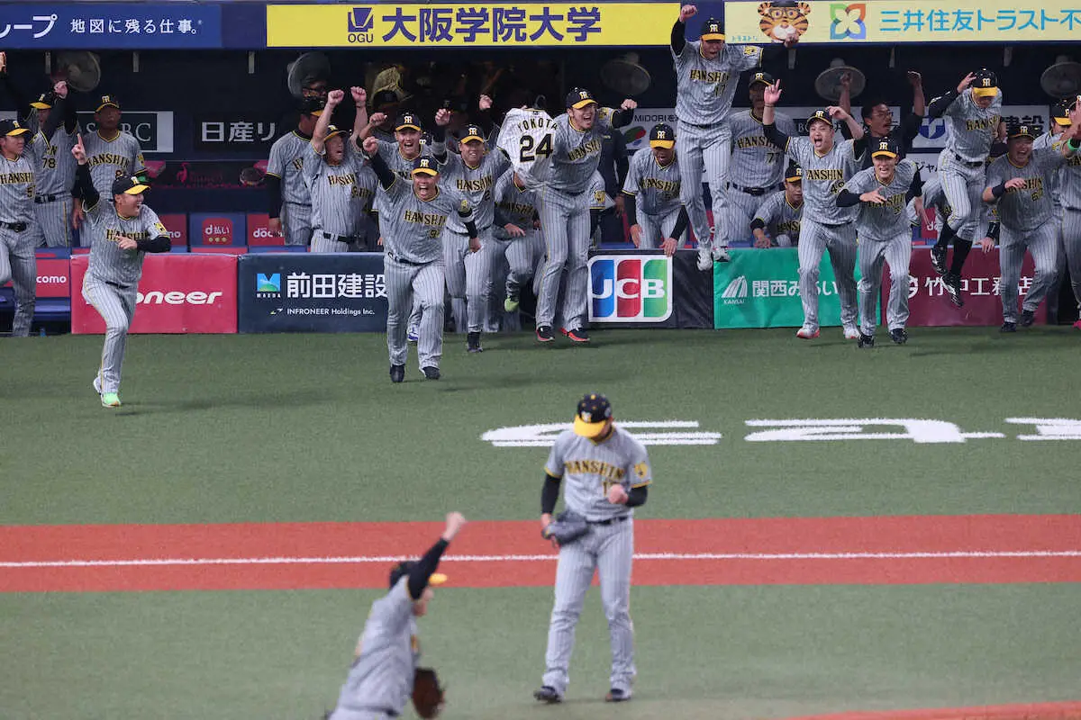 【画像・写真】京セラDスタンドは9回から涙、涙、涙…あと3人に、岩崎登場に、38年ぶりに、頓宮意地の一発に…