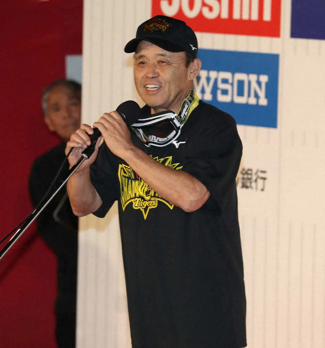 【画像・写真】ネットざわついた阪神・岡田監督の“でかすぎゴーグル”は球団が用意したもの　しかし…再び目にダメージ