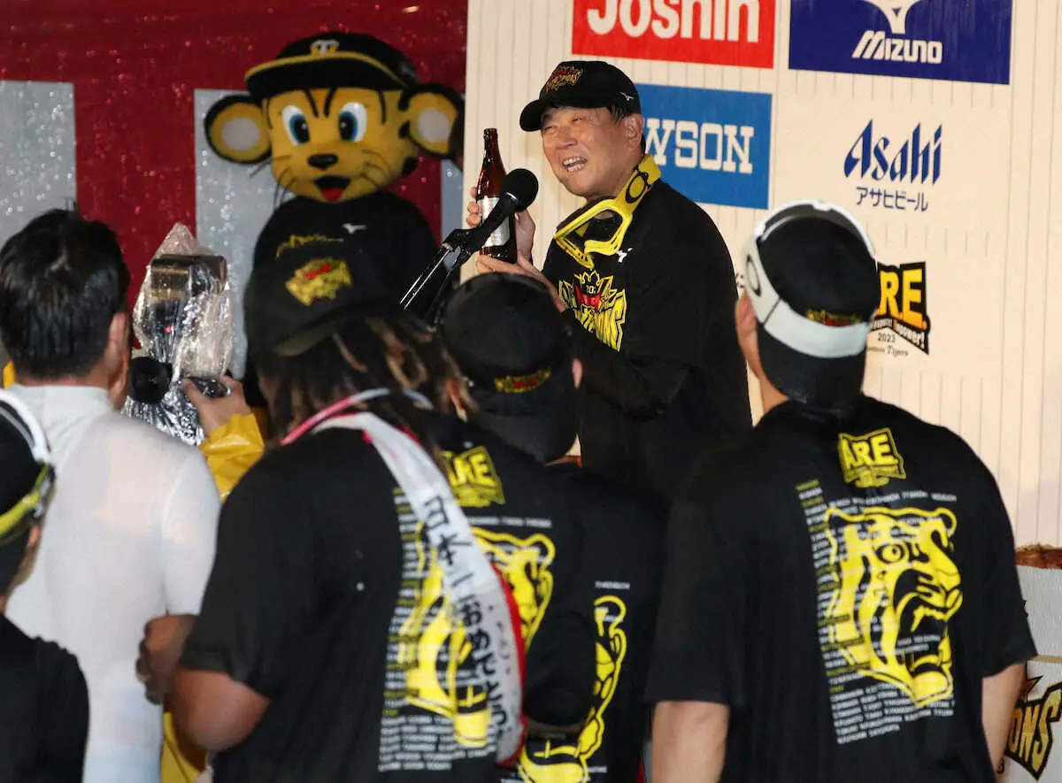 【画像・写真】さすが宴会部長！阪神・平田ヘッドがビールかけ締めの挨拶で「おつかれ生です。CM待ってます」