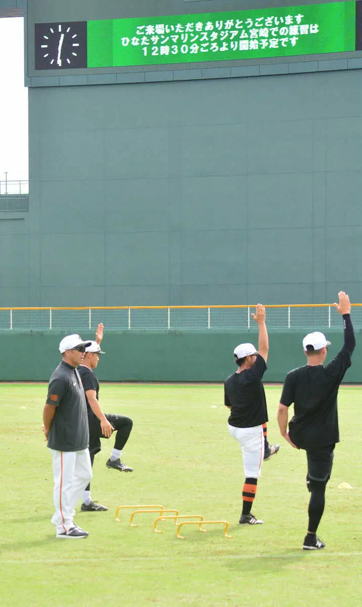 【画像・写真】巨人　阿部流練習第1弾　外野手サイドスローでクッションボールを内野手にロスなく送球