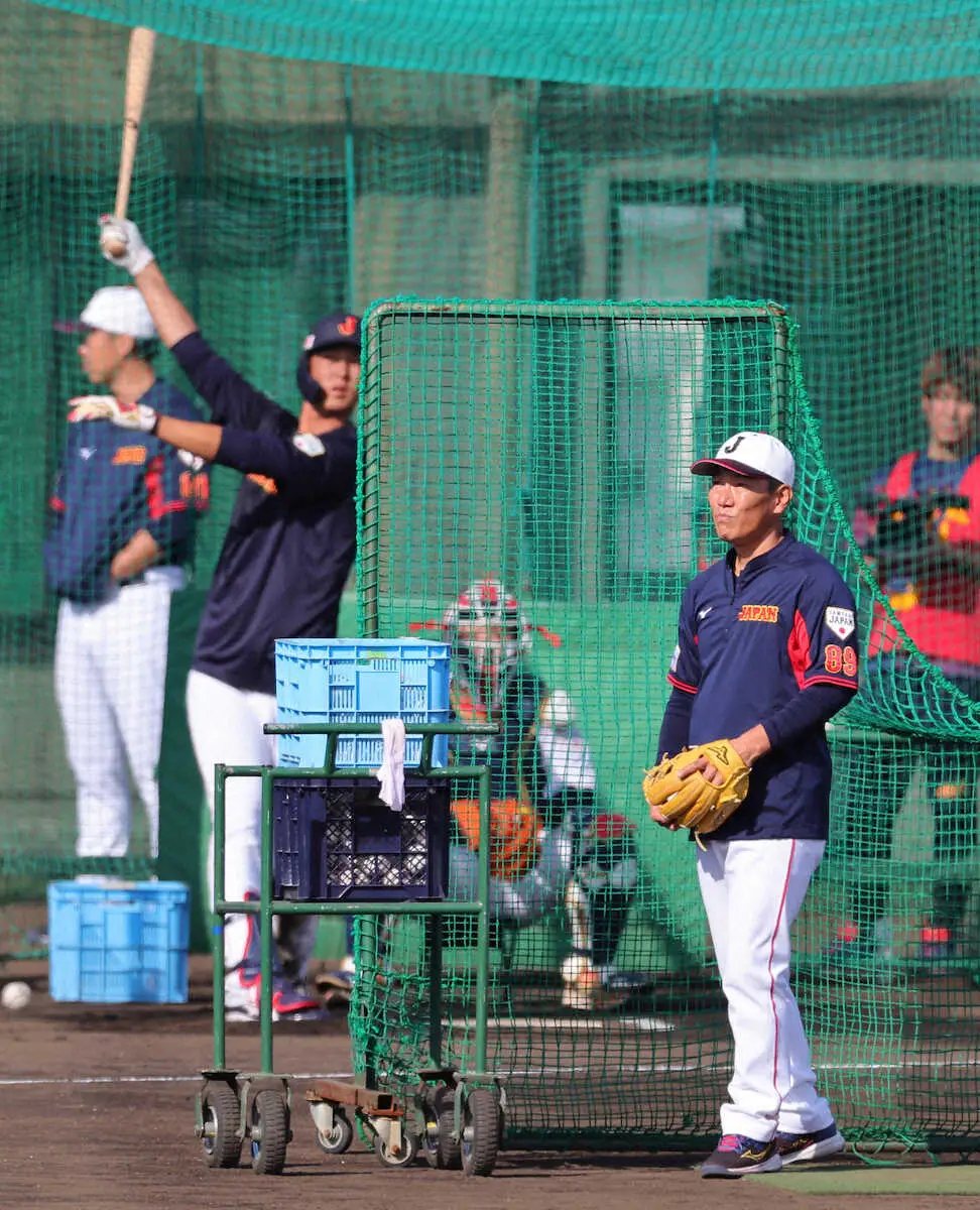 【画像・写真】【侍ジャパン】井端監督が打撃投手　岡林、秋広に15分「的確に捉えていた」大会直前合宿3日目