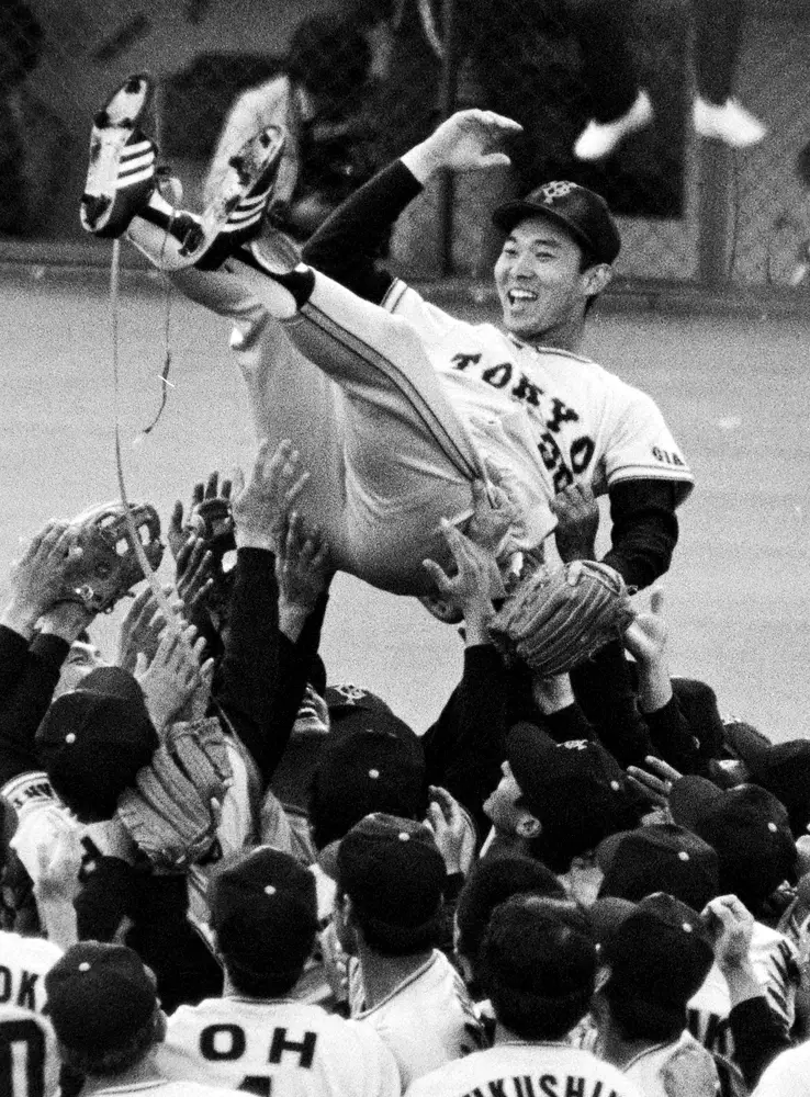 【画像・写真】＜日本シリーズ　日本ハム・巨人＞完投で日本一を決めた江川はナインに胴上げされる（1981年）