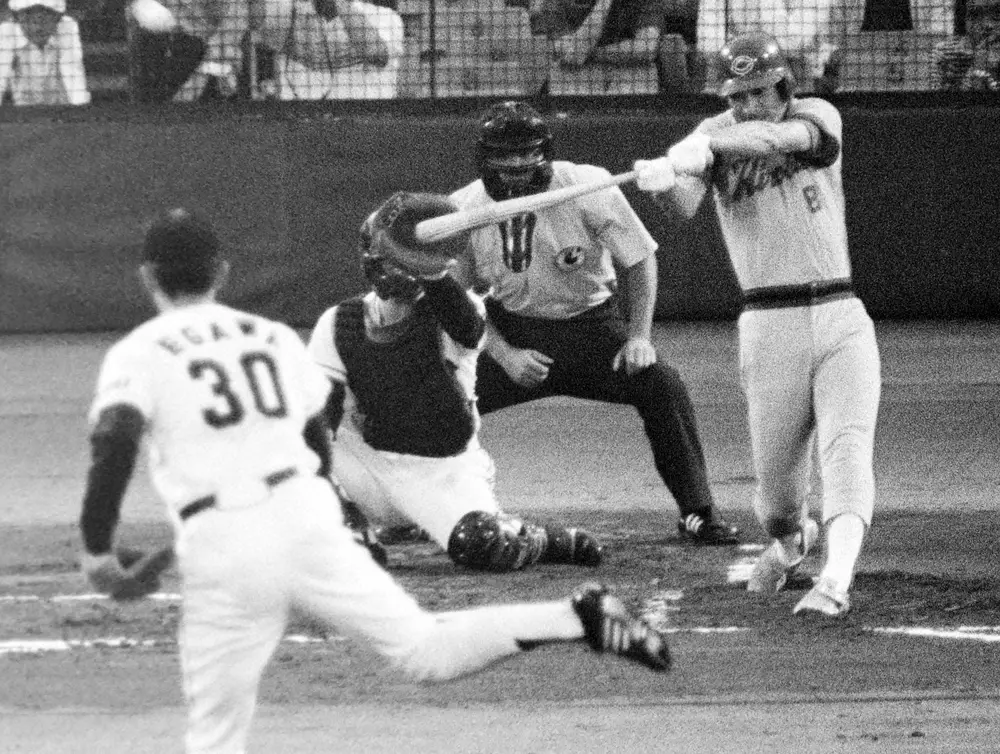 【画像・写真】1981年6月26日、巨人・江川から24号を放つ広島の山本浩二（後楽園球場）