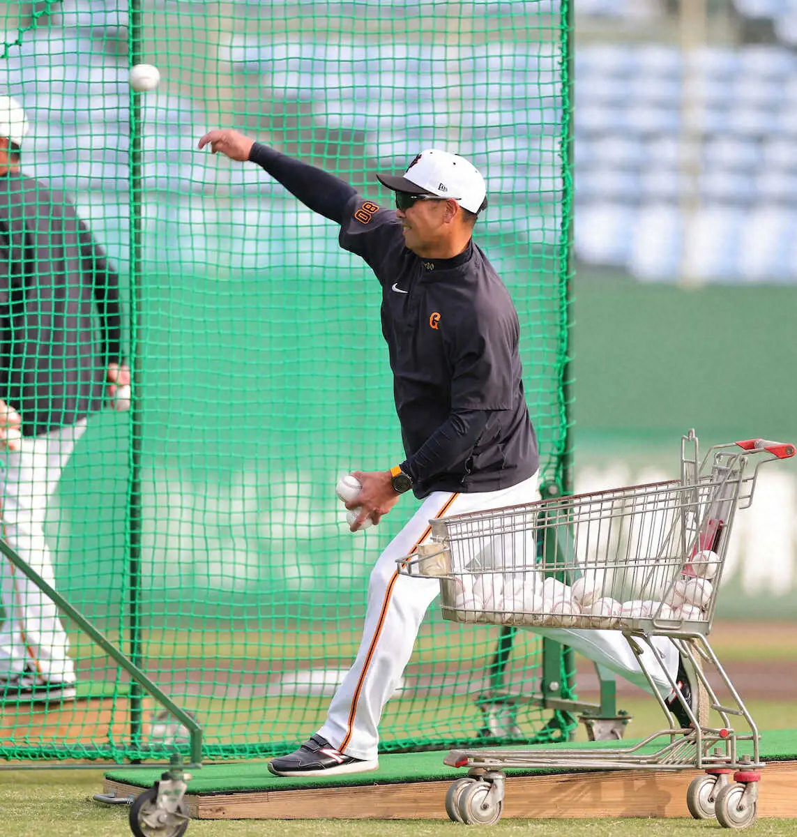 【画像・写真】巨人・阿部新監督　闘魂こめて！「志願」の打撃投手　ナックルも！？変化球交え熱投68球