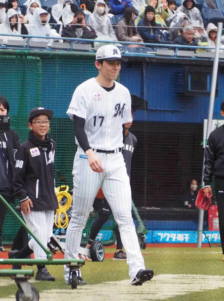 【画像・写真】ロッテ秋季練習見学会にファン2000人　雨＆寒さの二重苦も小島「ありがたい」