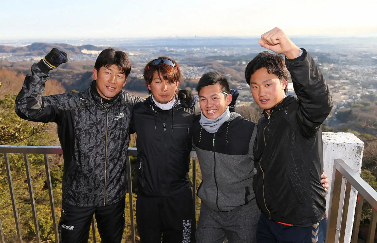 【画像・写真】合同自主トレを行う（左から）三浦大輔、三嶋一輝、山崎康晃、石田健大（2016年1月撮影)