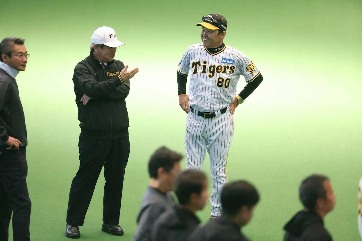 【画像・写真】阪神・杉山オーナーが秋季キャンプ視察　球団初の連覇へ訓示「どれだけチーム力の底上げができるか」