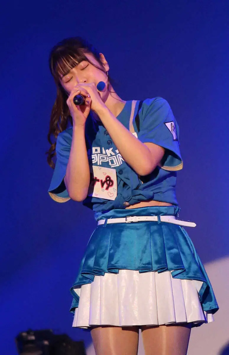 【画像・写真】＜ファイターズガール大感謝祭＞カラオケ対決で「片思い」を歌う滝谷美夢（撮影・高橋茂夫）
