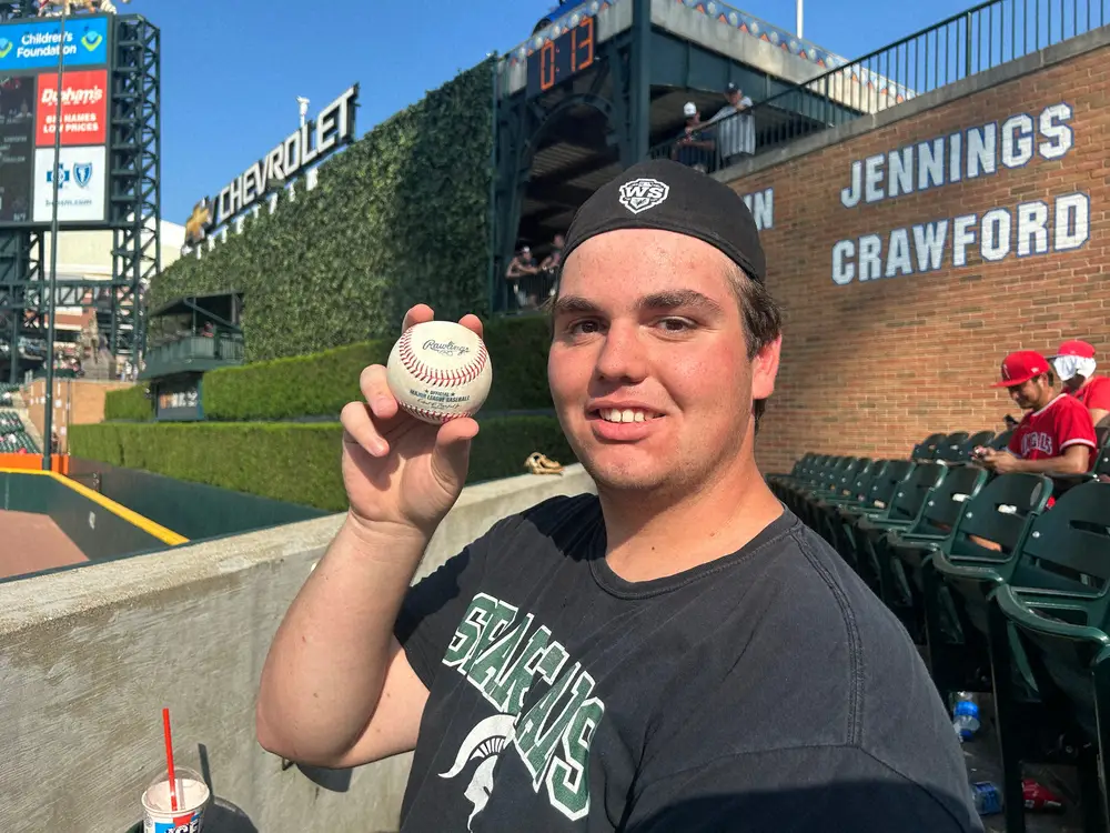 【画像・写真】＜タイガース・エンゼルス＞ダブルヘッダー第2試合、大谷の38号をキャッチしたオーウェン・パターソン君。右奥には“ミニタニ”の姿も…