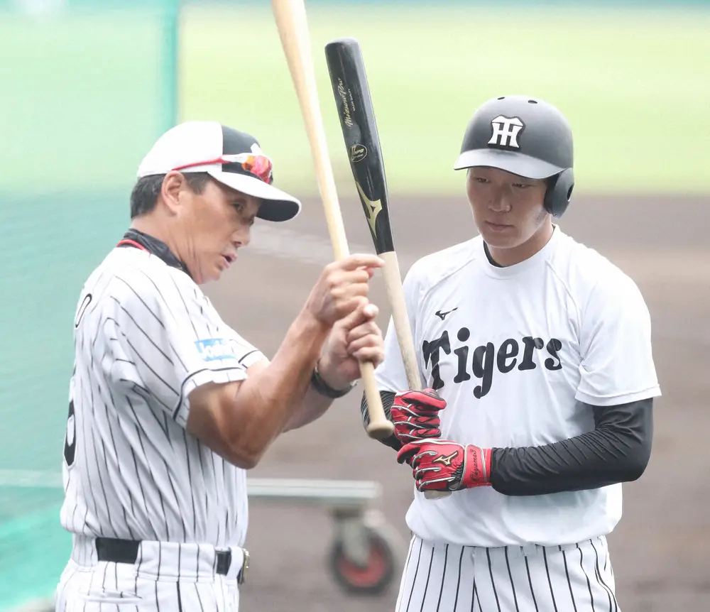 【画像・写真】金本知憲監督（左）の指導を受ける大山悠輔（2017年7月撮影）
