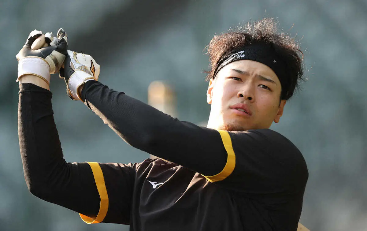 【画像・写真】素振りをする佐藤輝