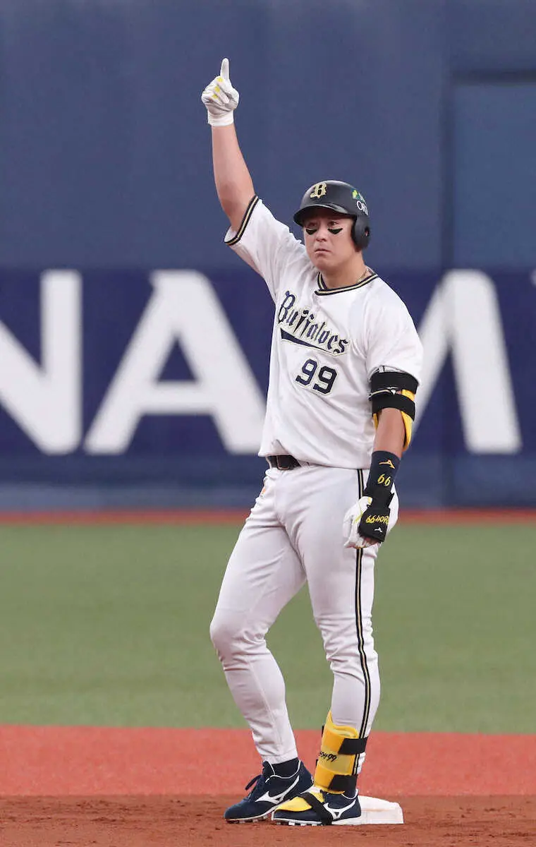 【画像・写真】日本シリーズ第6戦で天井直撃打を放ち、上を指さす杉本