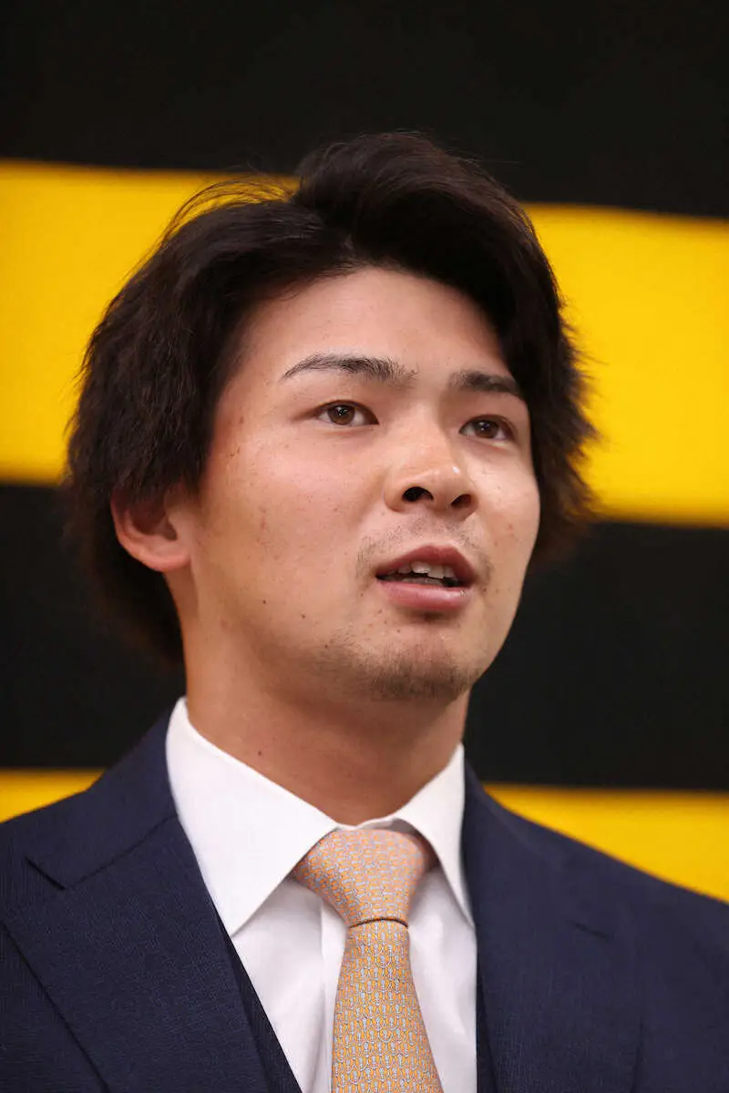 【画像・写真】ロマン砲候補の井上が120万円増の840万円で更改　巨人・岡本和との自主トレで確実性目指す