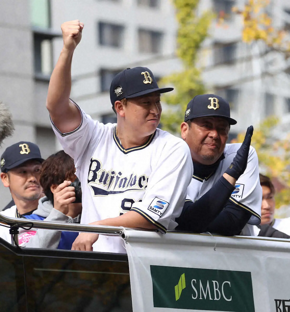 【画像・写真】オリックス・杉本「熱いご声援を“なにそつ”…」ファンの笑い誘って御堂筋のVパレードがスタート