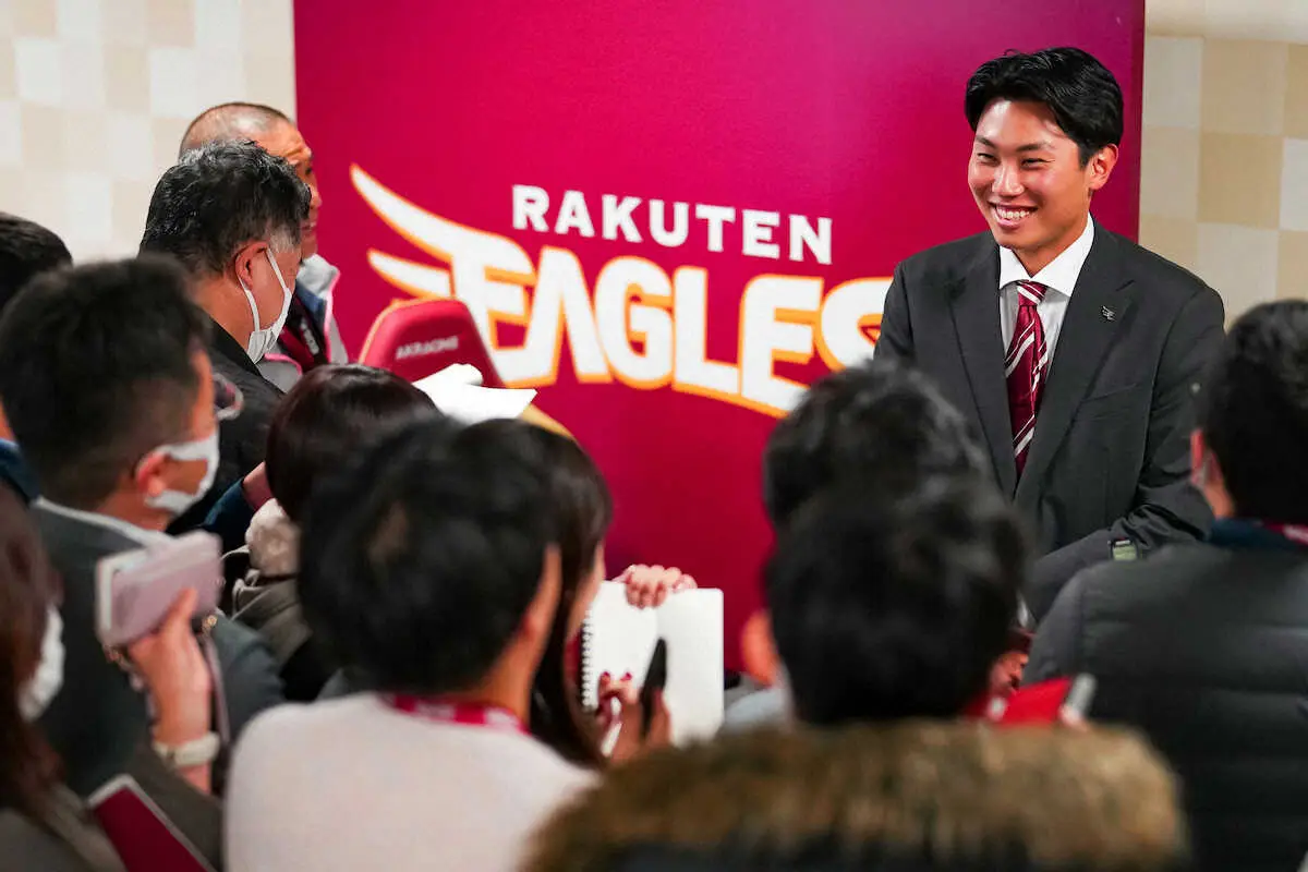 【画像・写真】今季51試合登板の楽天のルーキー右腕・渡辺翔は1800万円増でサイン「うれしくサインしました」