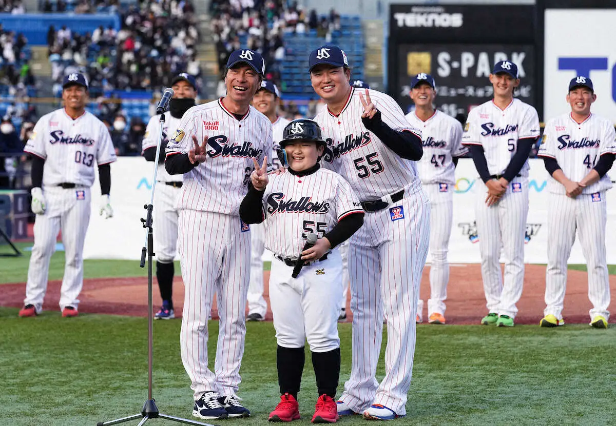 【画像・写真】ヤクルト村上のそっくりさんが4人も集結！神宮大盛り上がり　村上5人で記念撮影も