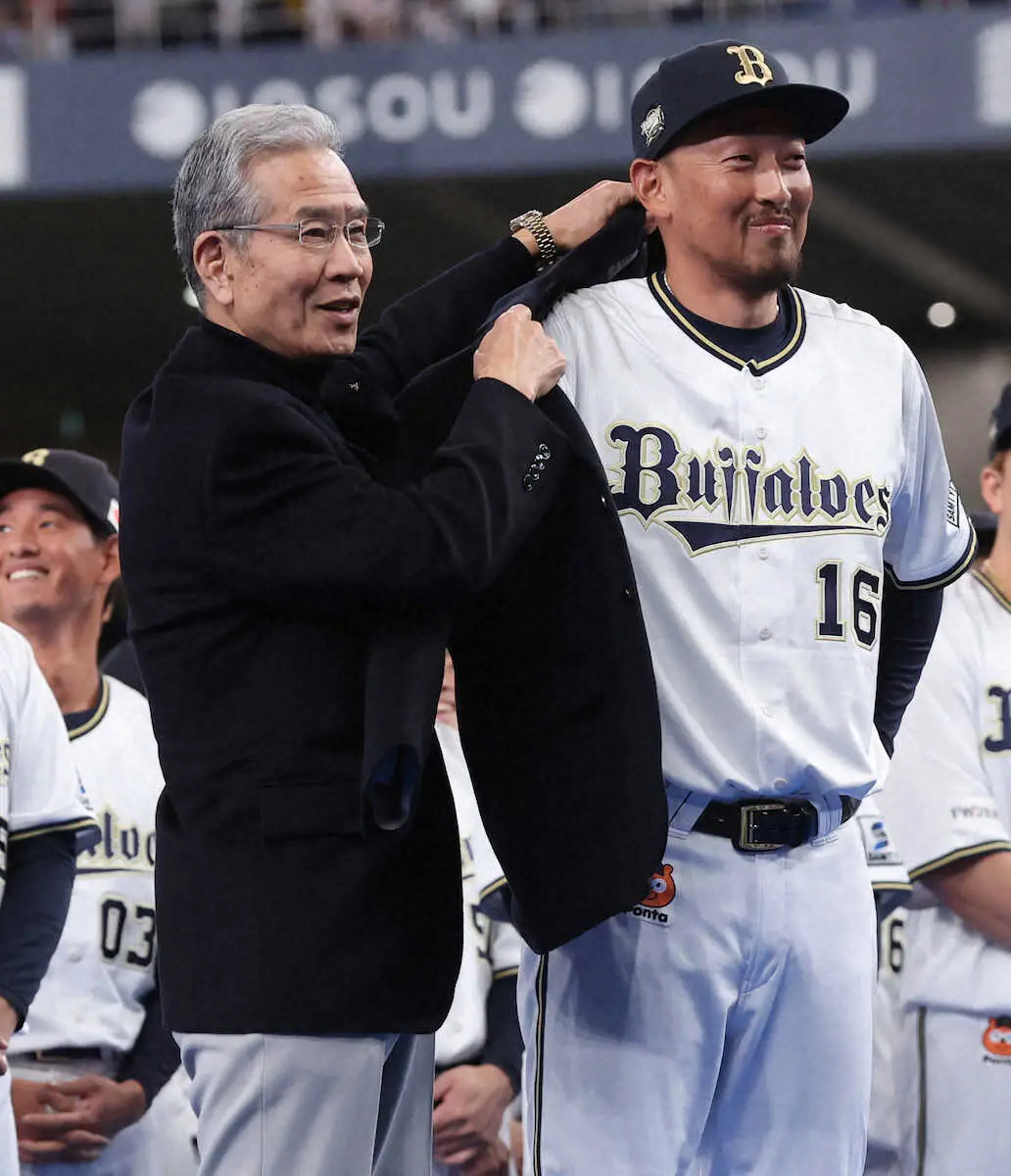 【画像・写真】オリ・平野佳に名球会ブレザー「凄い光栄、それに恥じない努力をしていかないと」