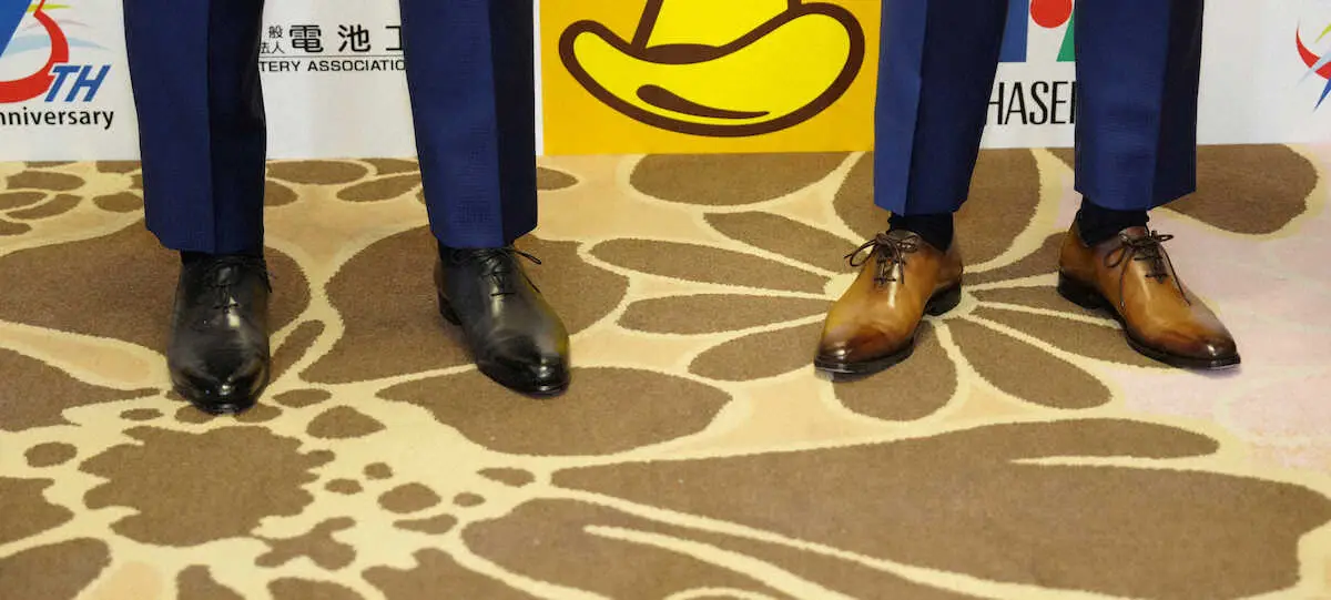 【画像・写真】DeNA・東＆山本　バッテリー賞表彰式でド派手「有言実行」コーデ　おそろスーツ、ネクタイと靴は色違い