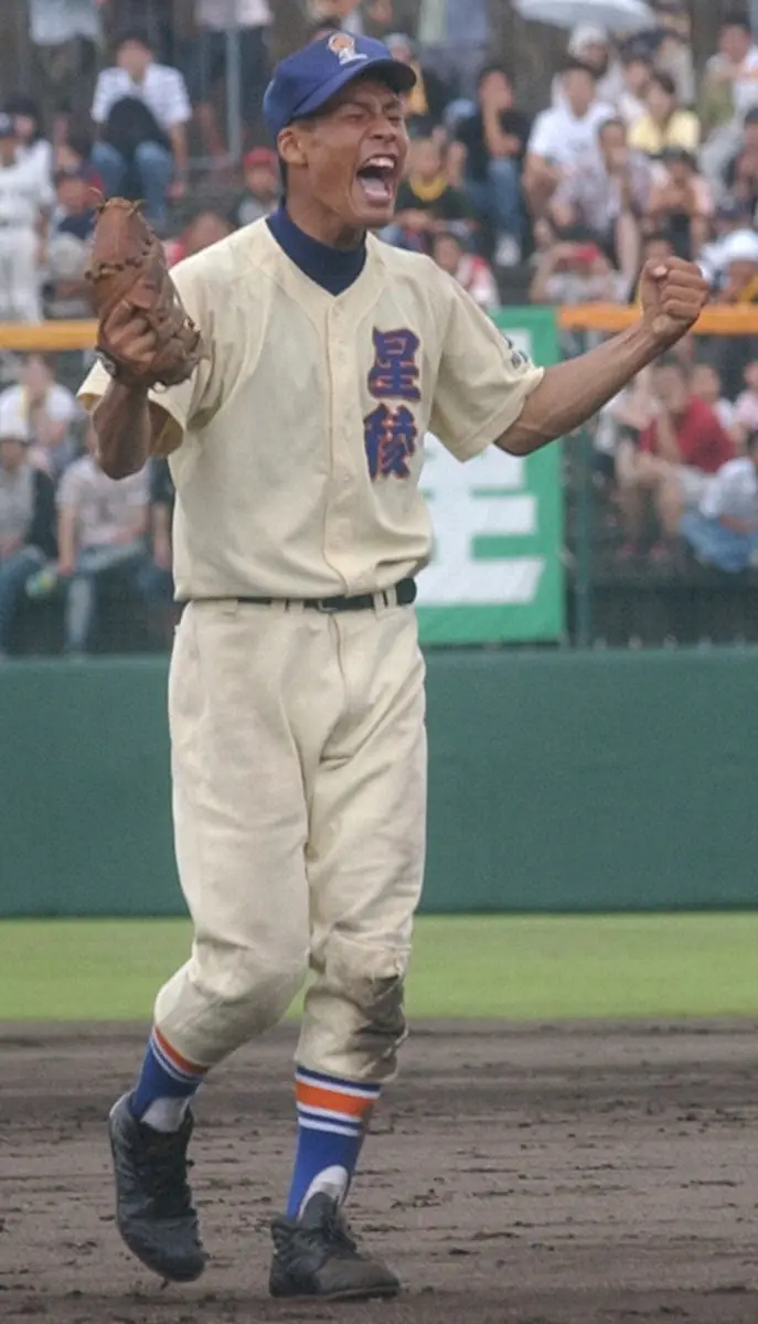 【画像・写真】甲子園大会出場を決め、ガッツポーズを見せる星稜・高木京介（2007年7月30日撮影）