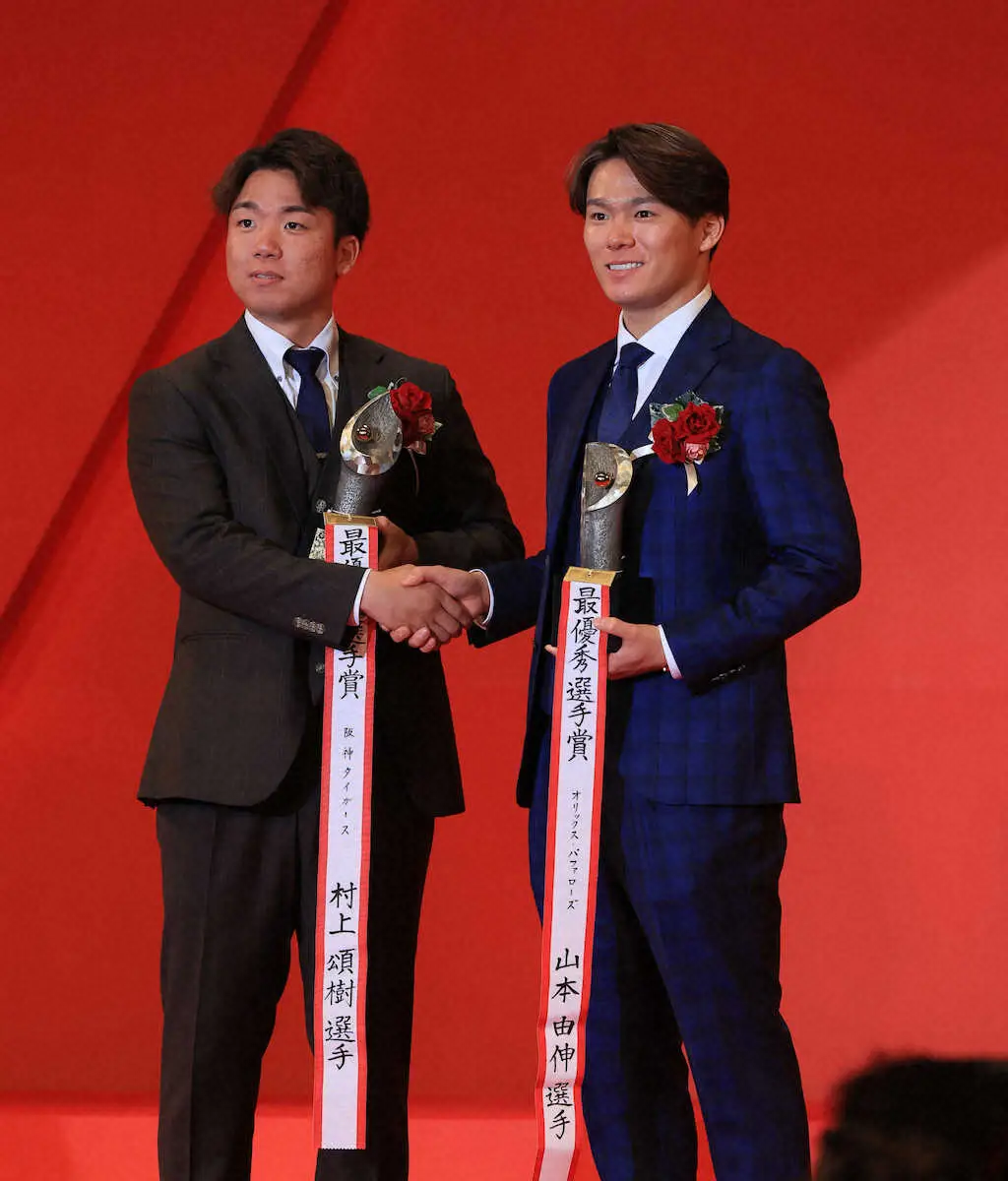 【画像・写真】嬉しい悲鳴！MVP＆新人王W受賞の阪神・村上頌樹　トロフィー「重たい」ジェスチャーで会場から笑い声