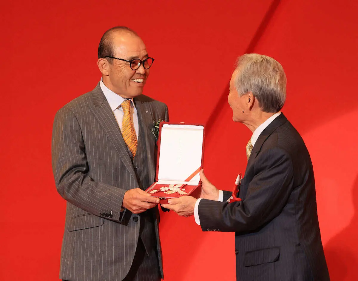 【画像・写真】阪神・岡田監督「えらい人生変わってしもうたな」MVP＆新人王の村上を祝福　今季のベストゲームも語る
