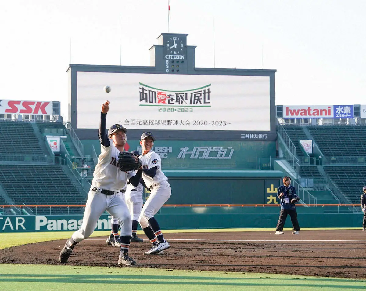 【画像・写真】コロナ世代が聖地・甲子園で交流試合「甲子園の土を踏ませてくれてありがとう」帝京・前田前監督がノック