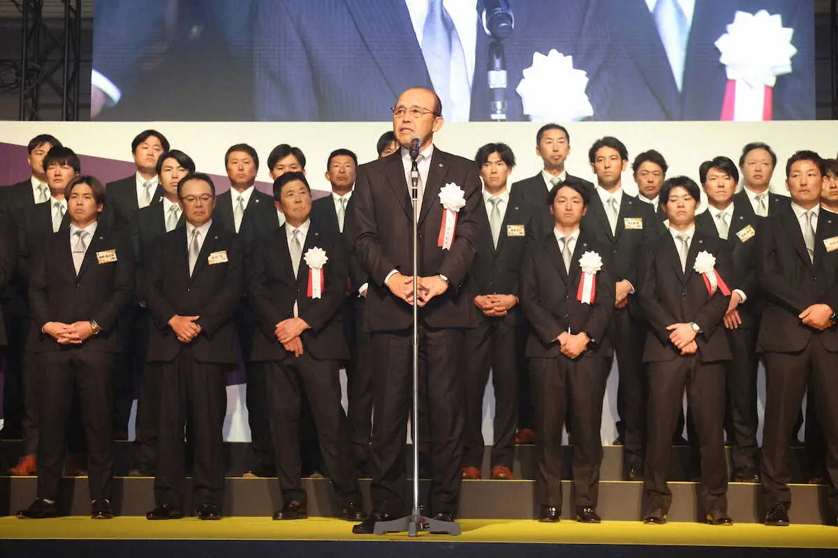 【画像・写真】阪神・岡田監督「バッティングよりアレンパが一番良かった」と優勝祝賀会で佐藤輝のワードセンスを絶賛