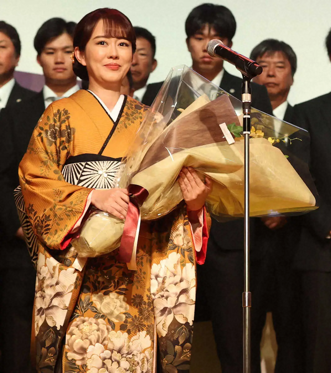 【画像・写真】“勝利の女神”丘みどりが阪神優勝祝賀会に登場　岡田監督に花束贈呈「本当におめでとうございます」
