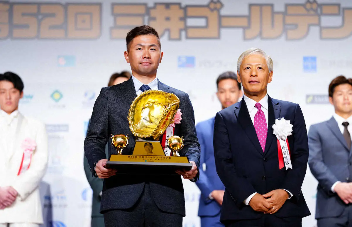 【画像・写真】ソフトバンク・中村晃　貫禄の4年連続GG　新たな「相棒」探しが直近の課題「次を作らないといけない」