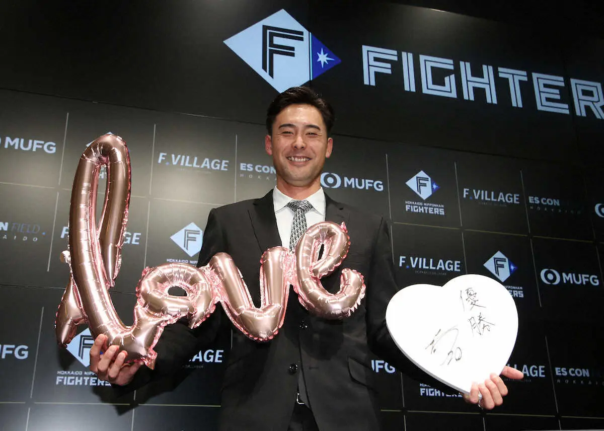 【画像・写真】日本ハム上原　1500万円増の年俸3900万円でサイン　新婚ほやほや「養っていくために成績を…」