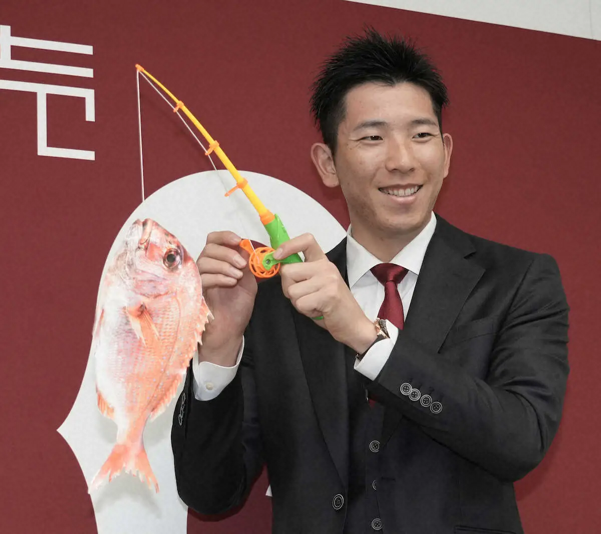 【画像・写真】来季開幕投手の巨人・戸郷が倍増の1億8000万円でサイン　来季の目標にはMVPを掲げる