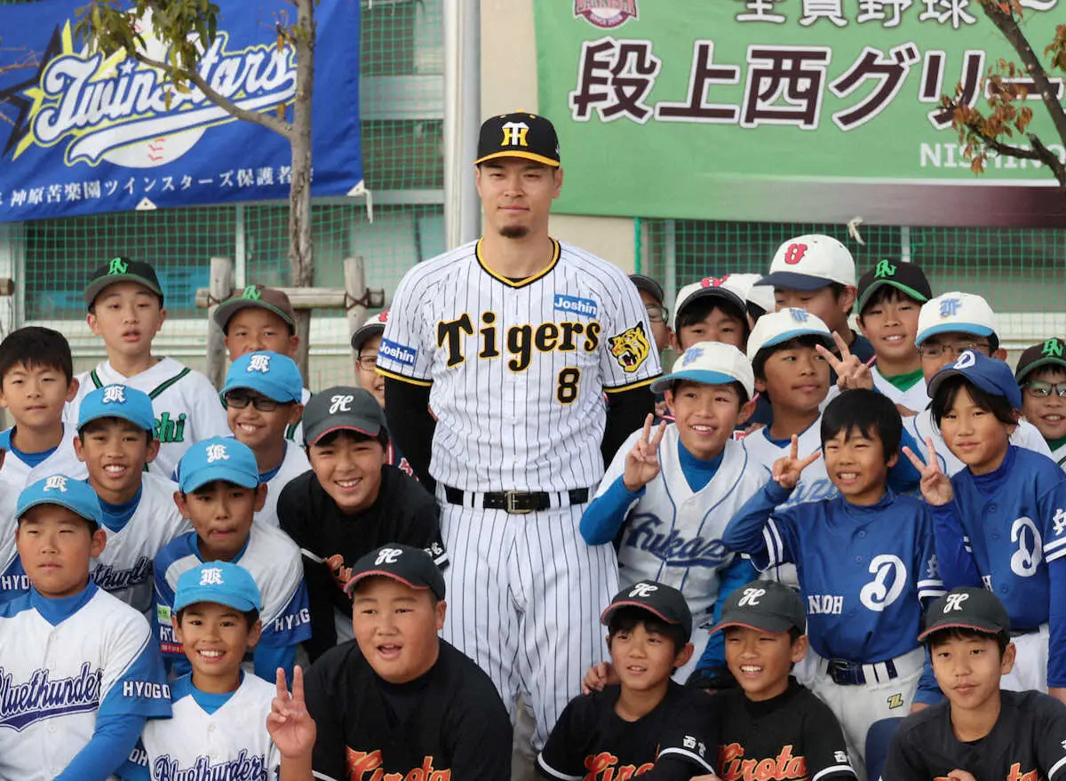 【画像・写真】阪神・佐藤輝が母校で野球教室　小学生に伝えたかった「楽しんでやって欲しいという思い」