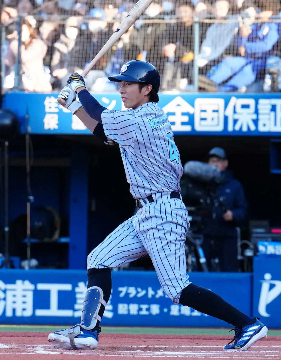 【画像・写真】DeNAドラ1・度会　カ～ン禄のハマスタデビュー　初回番長ビビらせ四球　2回には本拠“初安打初打点”