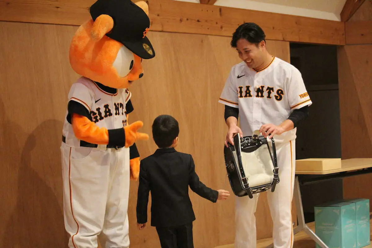 【画像・写真】巨人・今村「力もらえます」今年もランドセル30個プレゼント　内海先輩から引き継ぎ累計115個に
