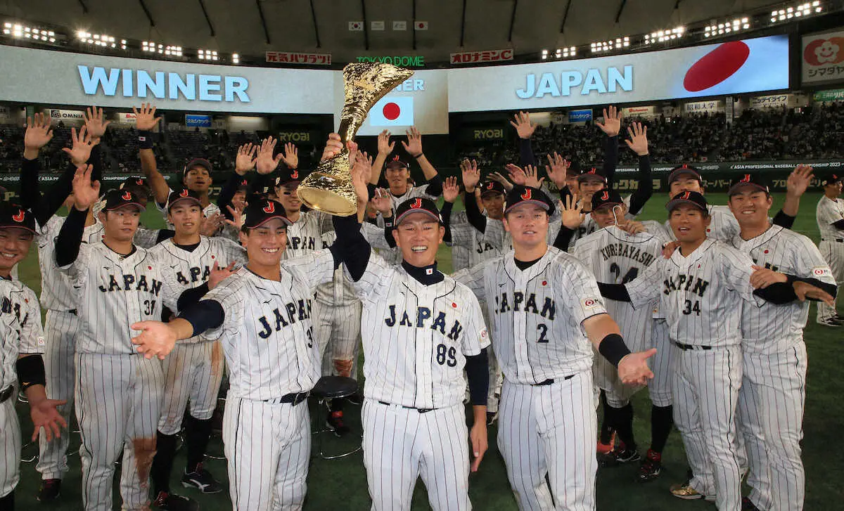 【画像・写真】アジアプロ野球チャンピオンシップ＜日本・韓国＞笑顔で優勝トロフィーを掲げる井端監督（中央）と選手たち（撮影・尾崎　有希）