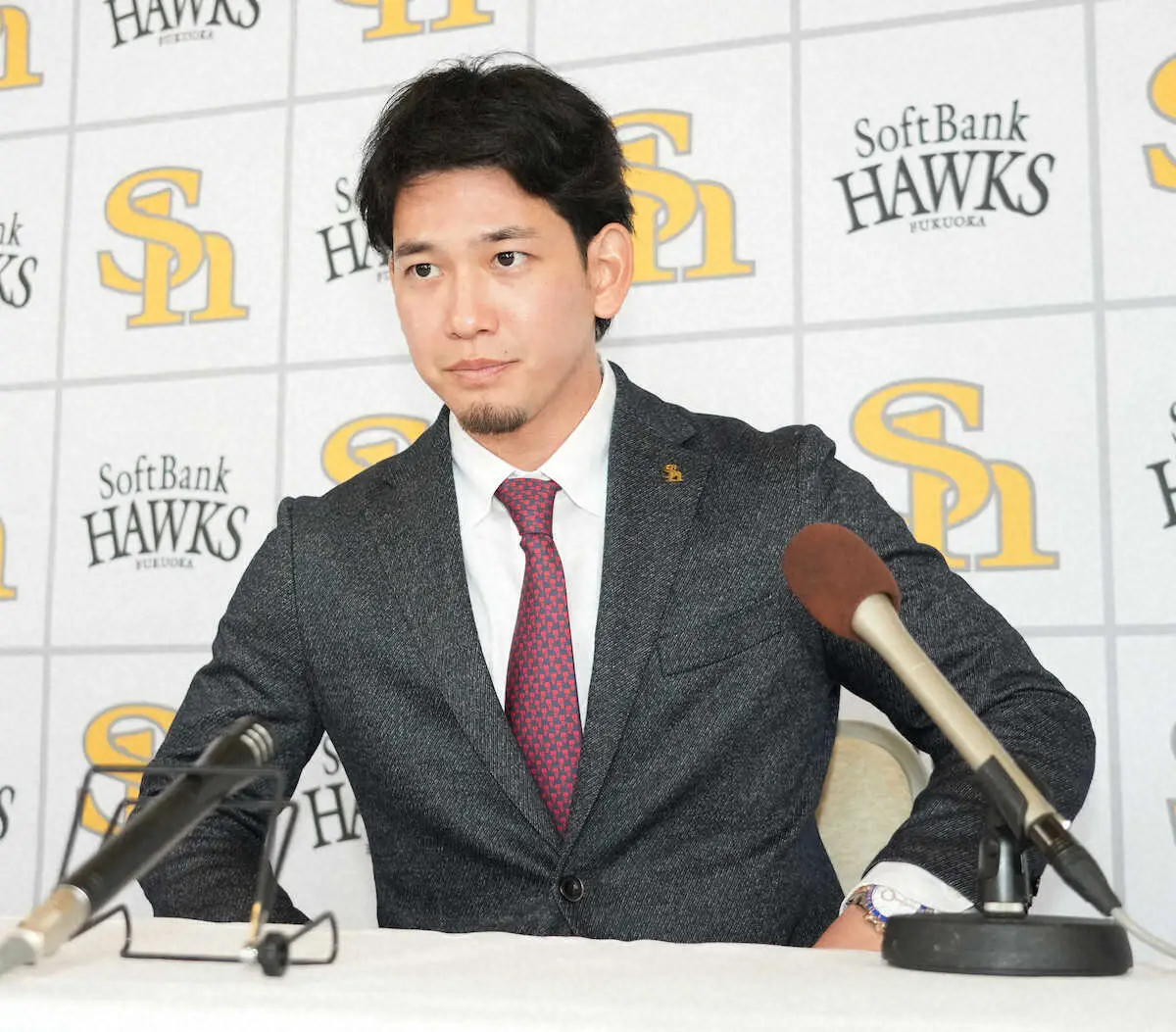 【画像・写真】ダウン更改のソフトバンク・栗原　来季10年目の誓いはフル出場&100打点「最後に小久保監督を…」