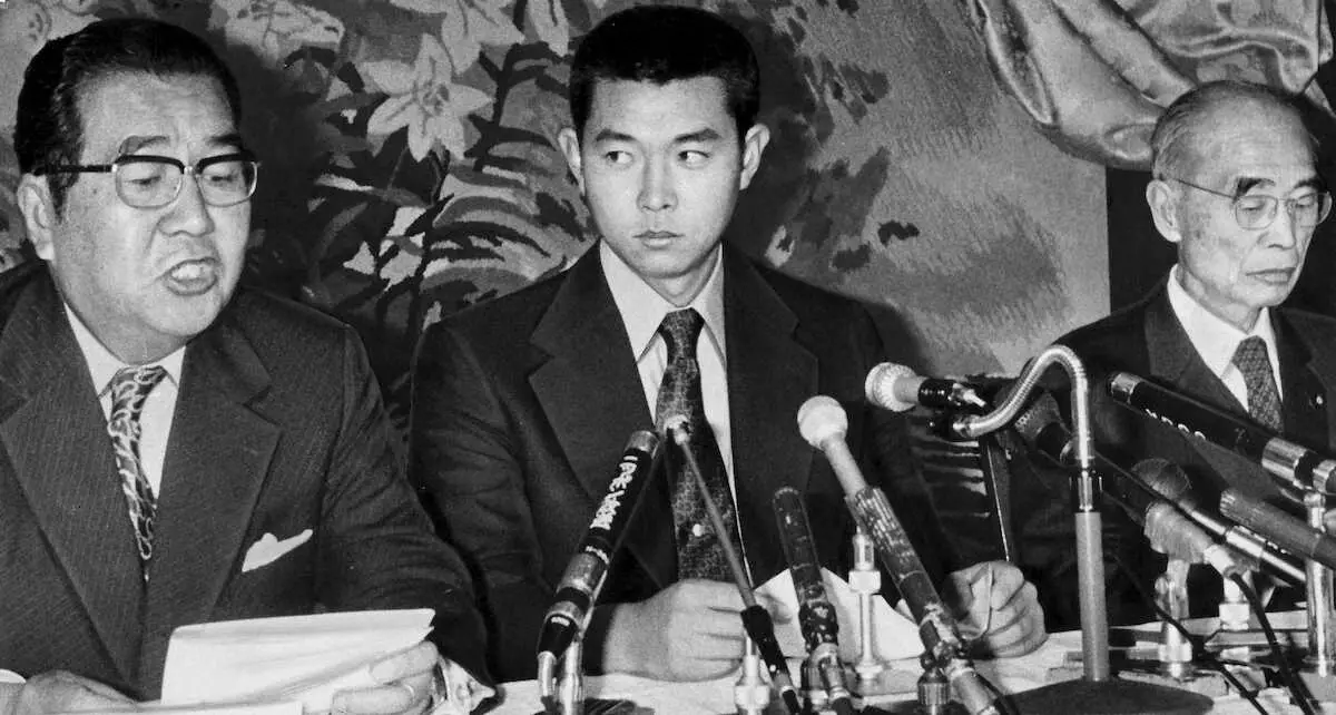 【画像・写真】78年、「空白の1日」を主張し巨人が江川(中央)の入団発表をする